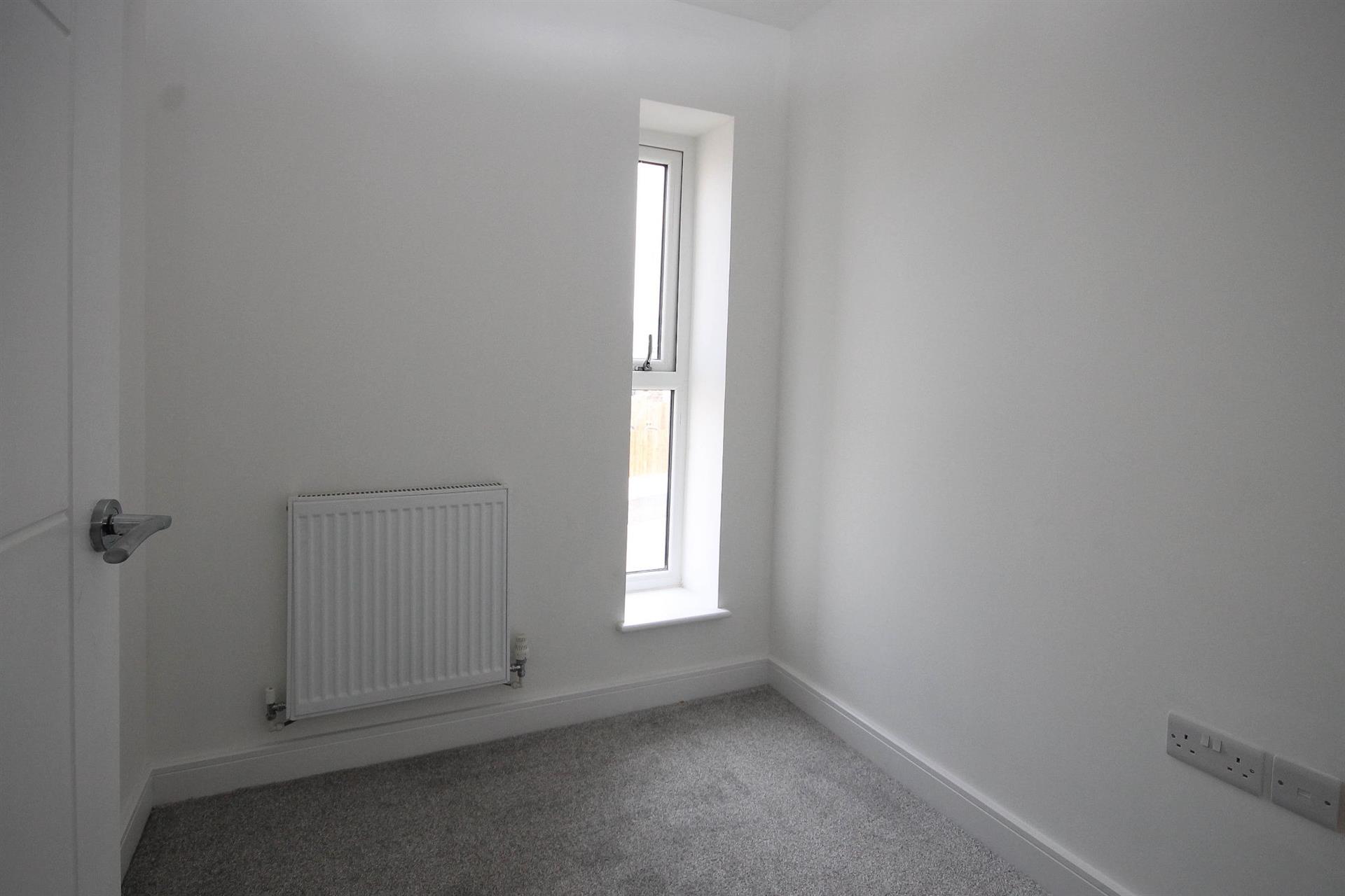 3 bedroom town house house Let Agreed in Darwen, Lancashire - Bedroom 2.