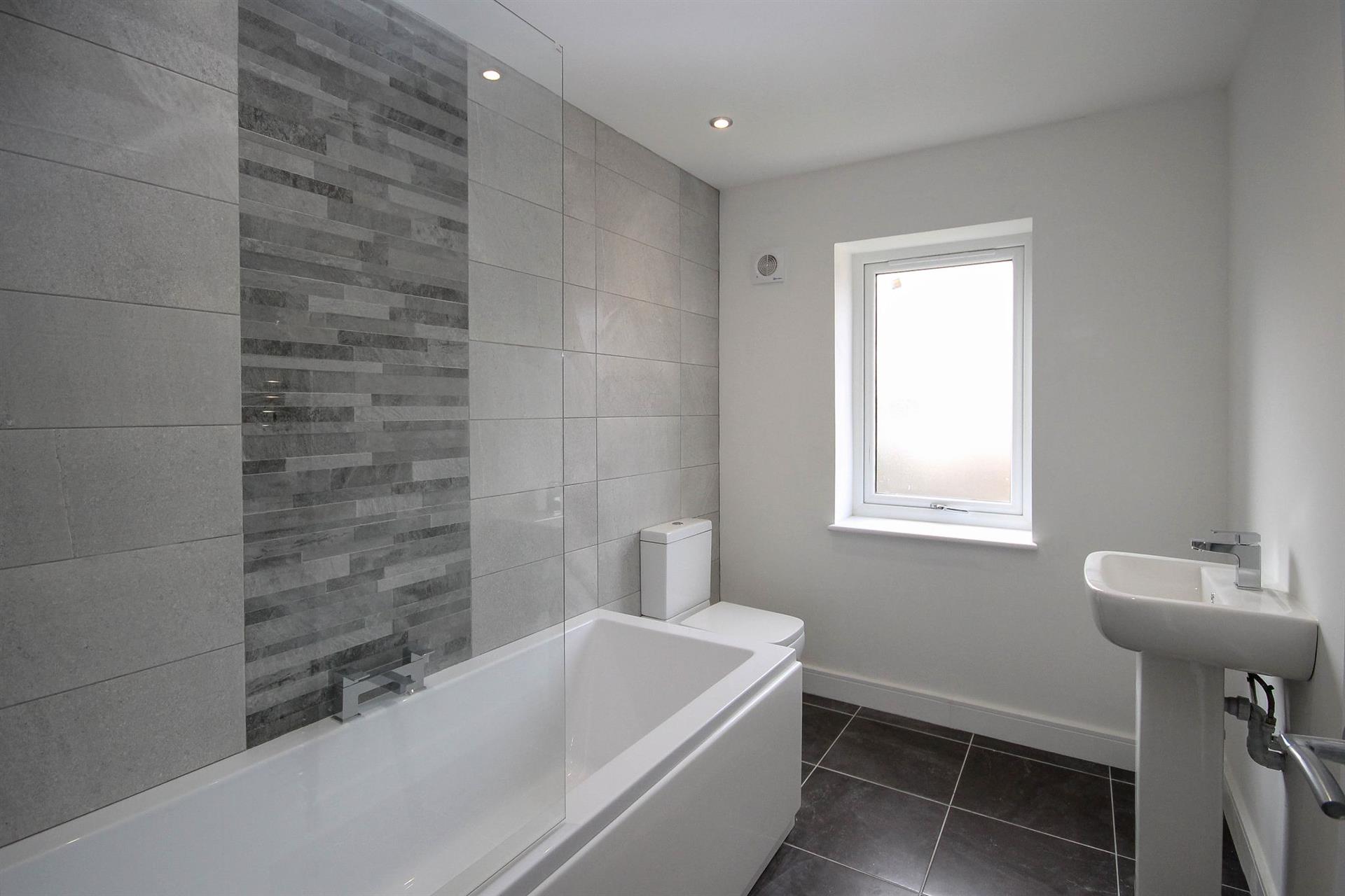 3 bedroom town house house Let Agreed in Darwen, Lancashire - Bathroom.