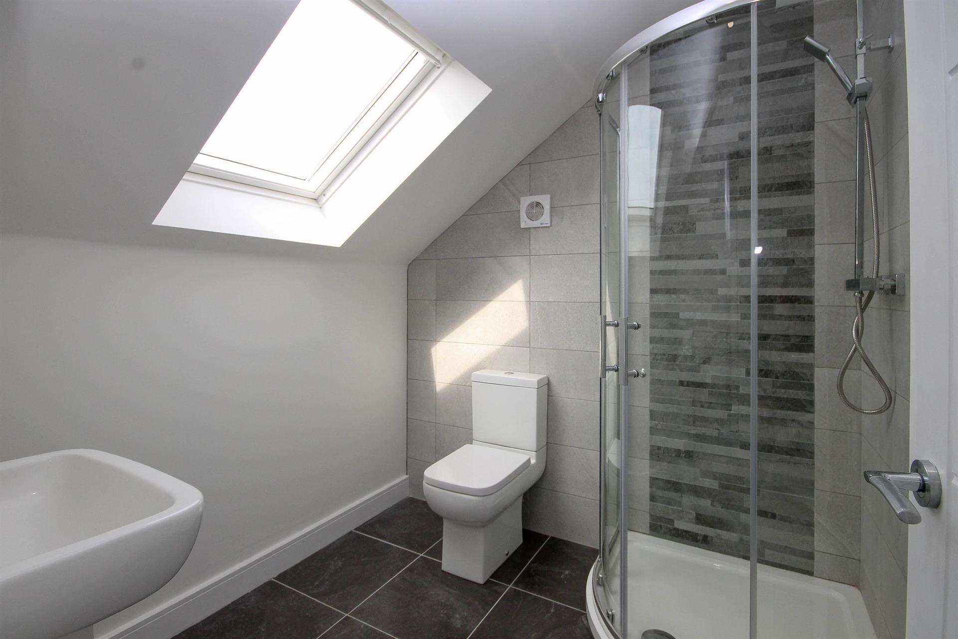 3 bedroom town house house Let Agreed in Darwen, Lancashire - Ensuite.