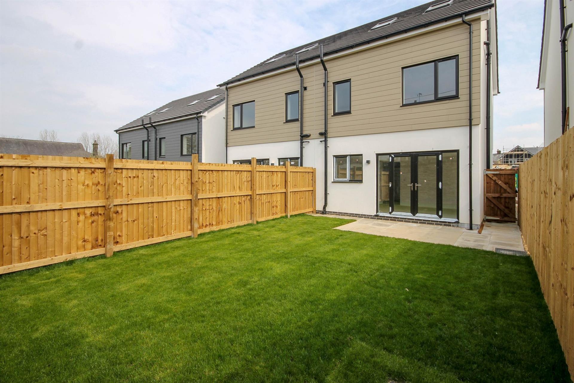 3 bedroom town house house To Let in Darwen, Lancashire - Back garden.