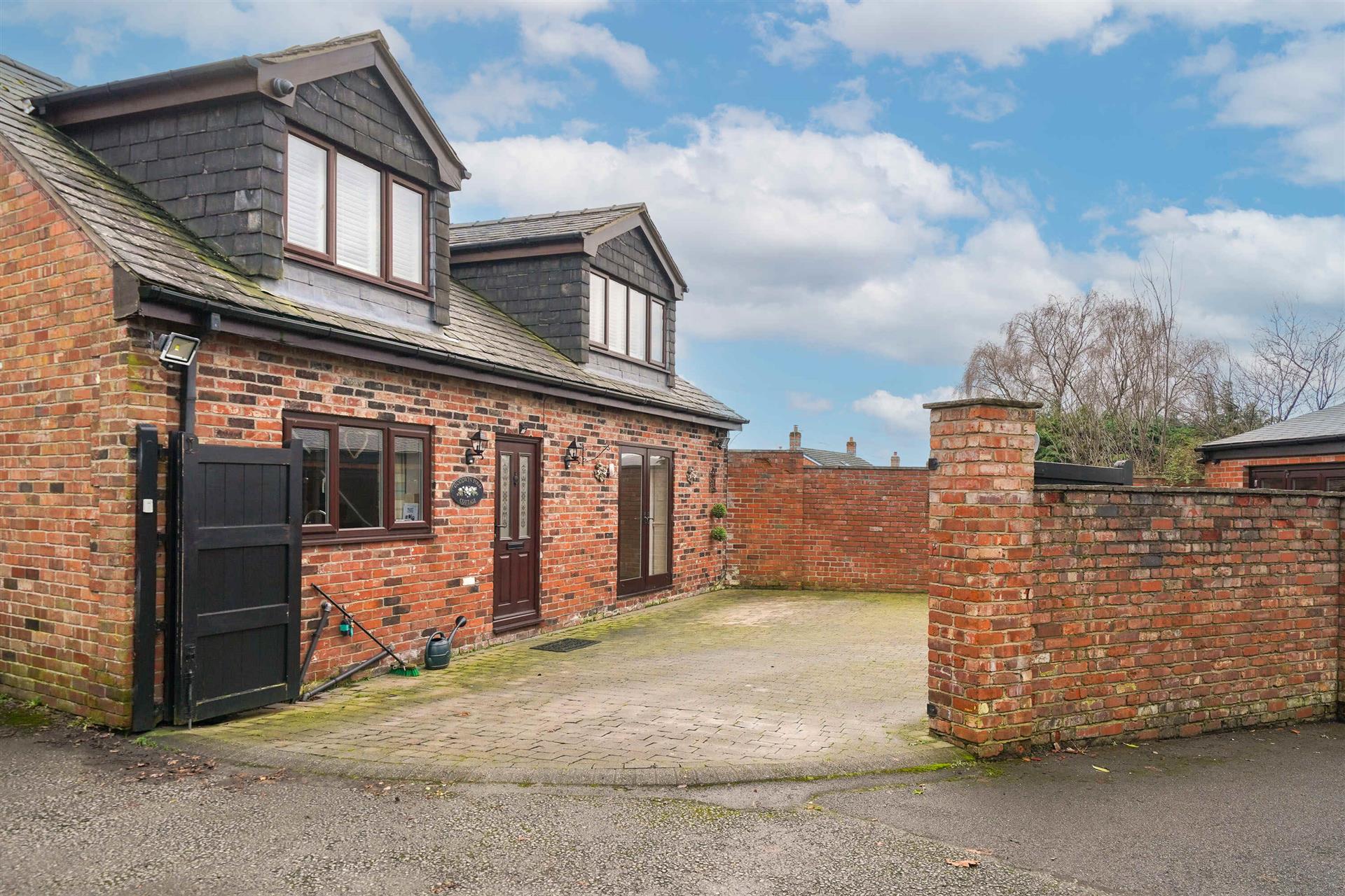 3 bedroom detached house To Let in Bolton, Greater Manchester - Photo.