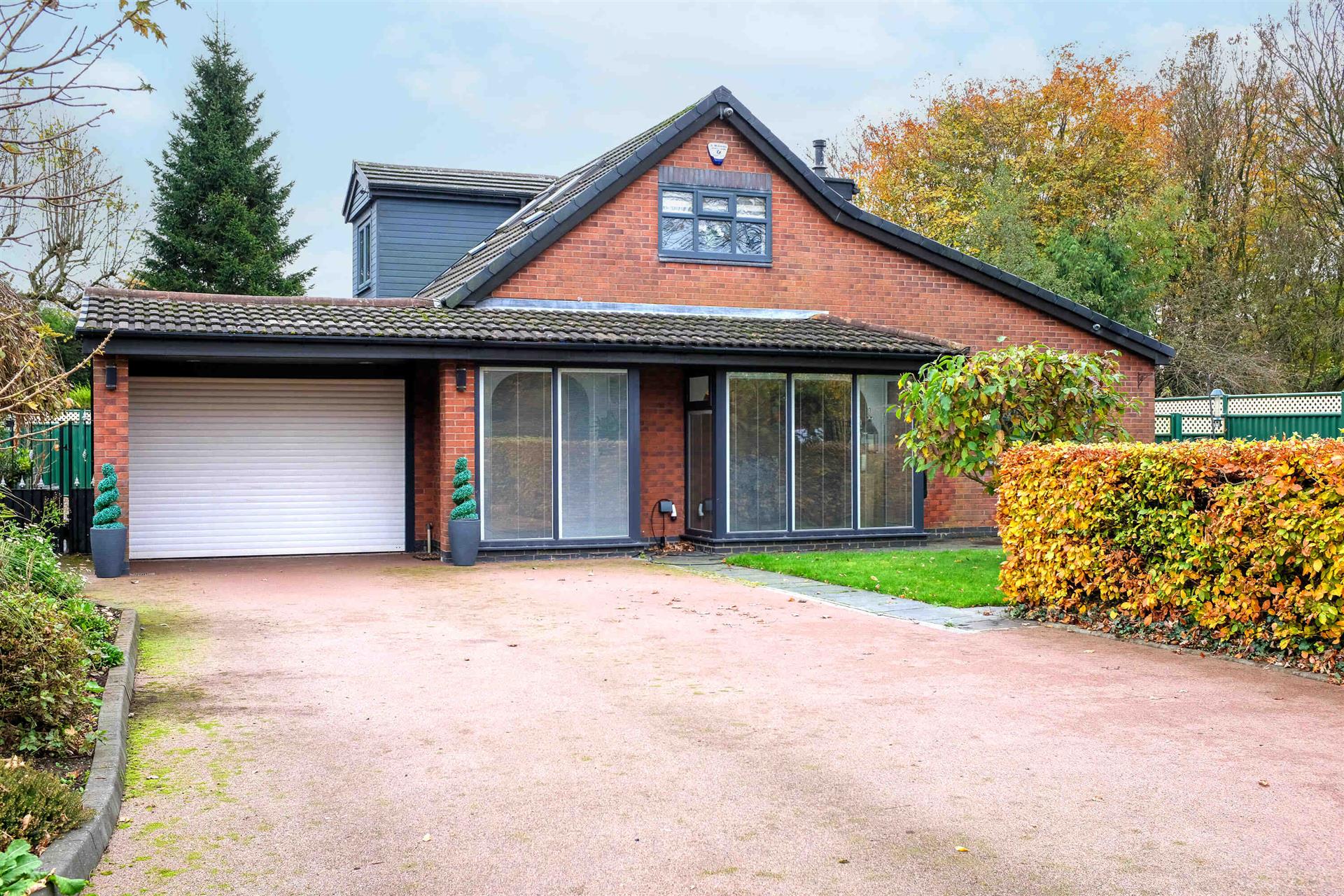 4 bedroom detached bungalow To Let in Bolton, Greater Manchester - Photo.