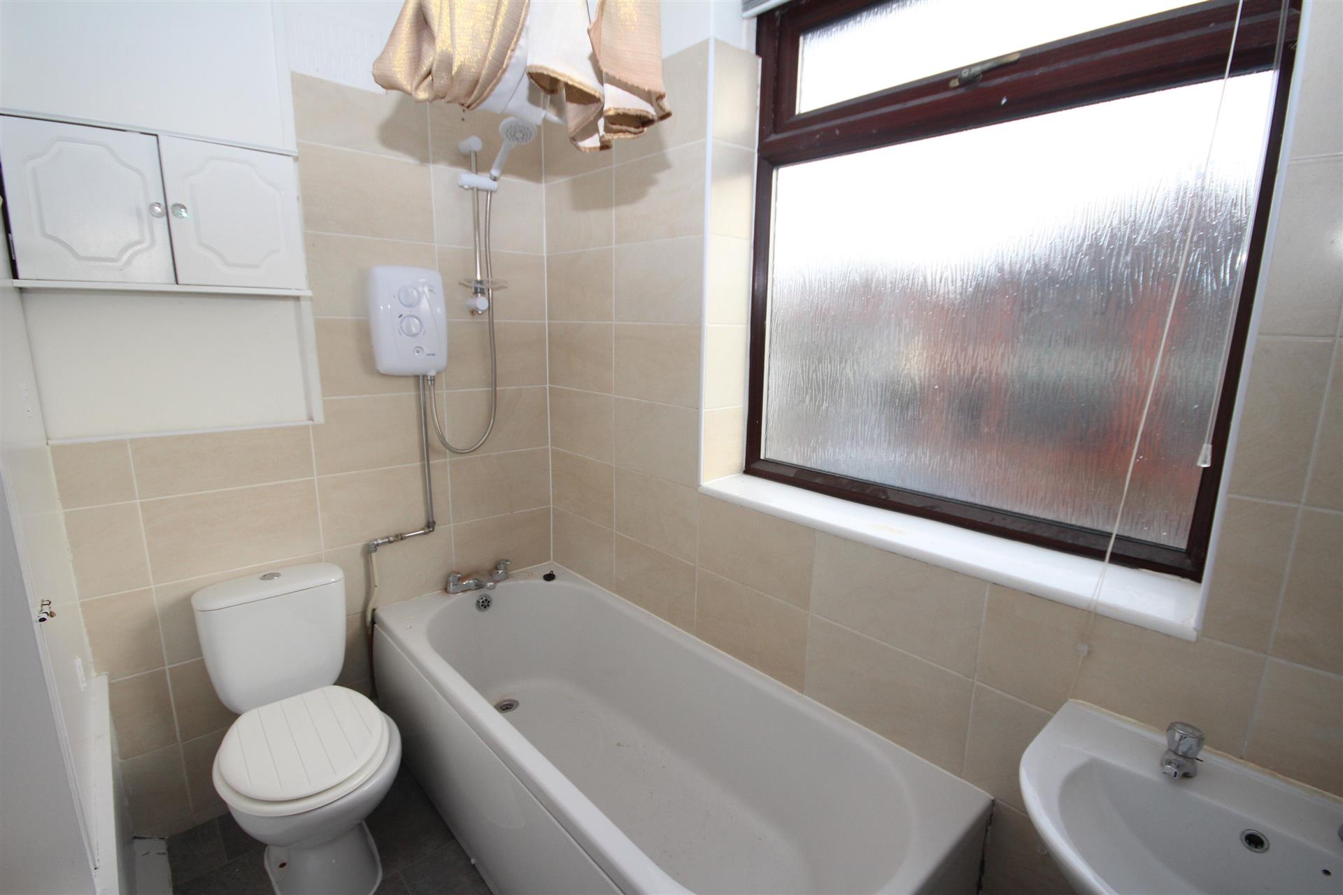 3 bedroom semi-detached house Let Agreed in Heaton, Bolton - Bathroom.