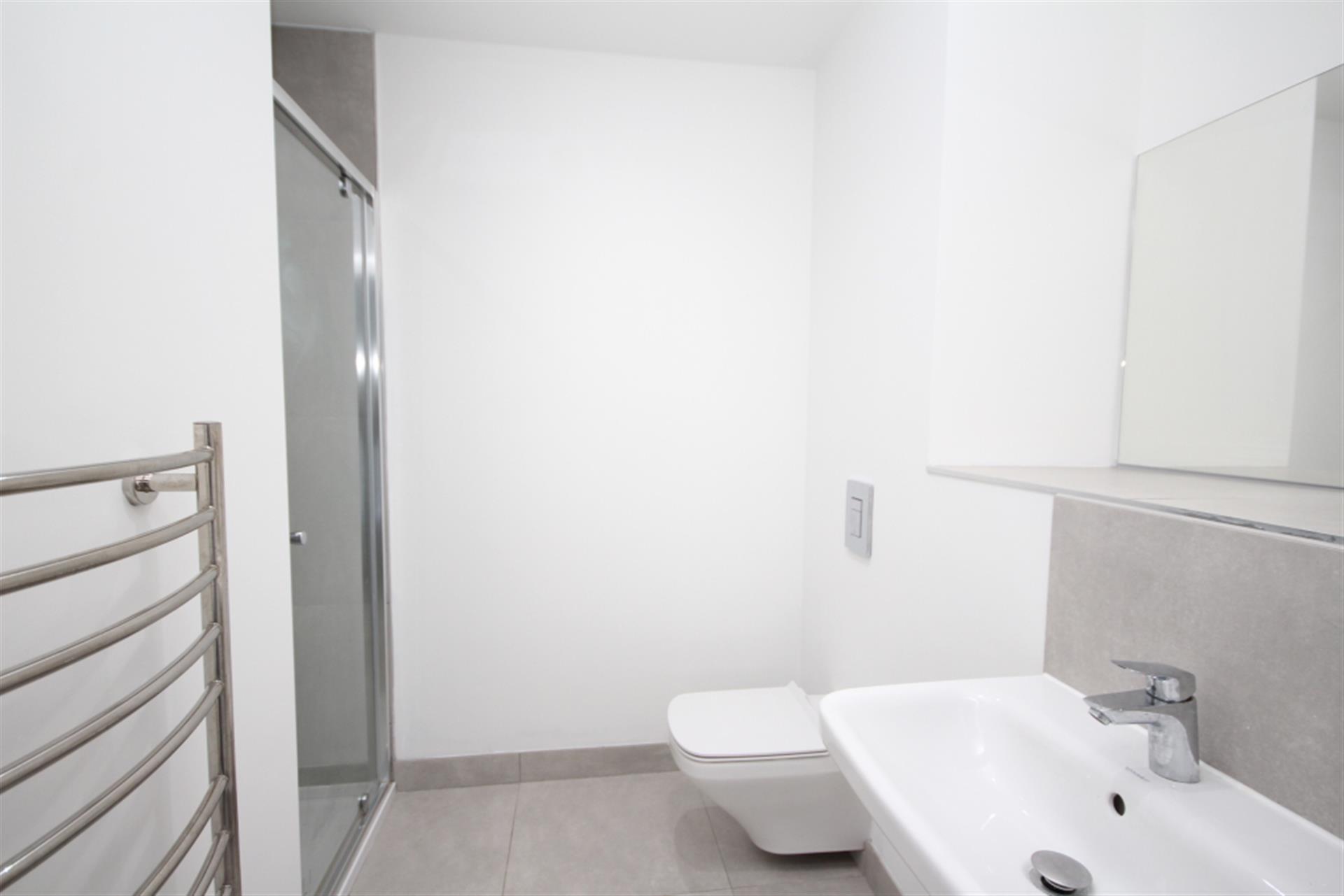 2 bedroom apartment flat / apartment To Let in Bolton, Greater Manchester - Ensuite.