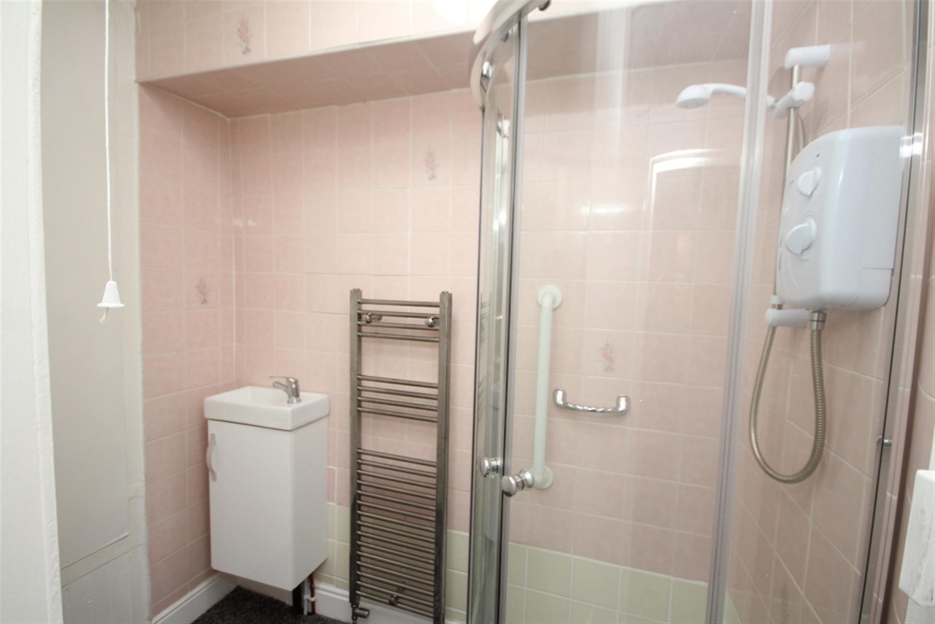 2 bedroom terraced house To Let in Bolton, Greater Manchester - Ensuite.
