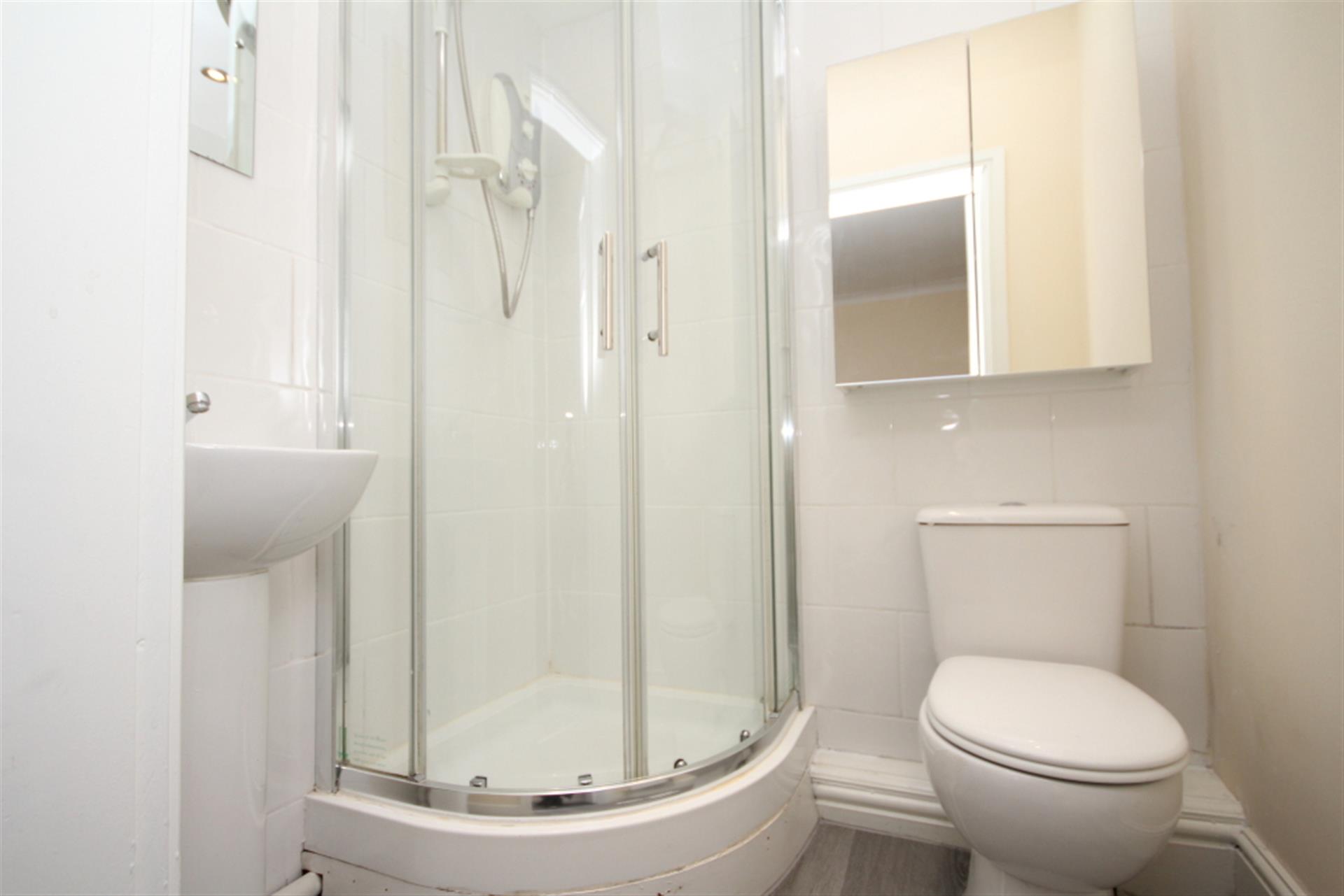2 bedroom cottage house To Let in Bolton, Greater Manchester - Ensuite.