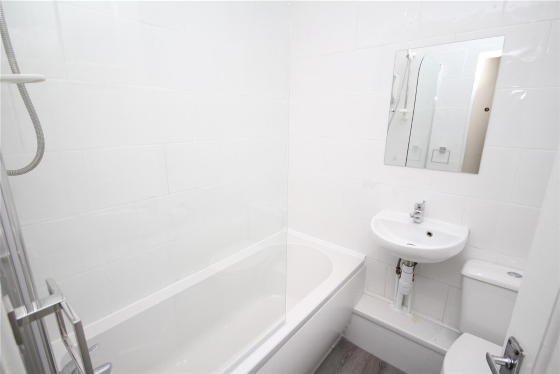 2 bedroom cottage house To Let in Bolton, Greater Manchester - Three-piece Bathroom.