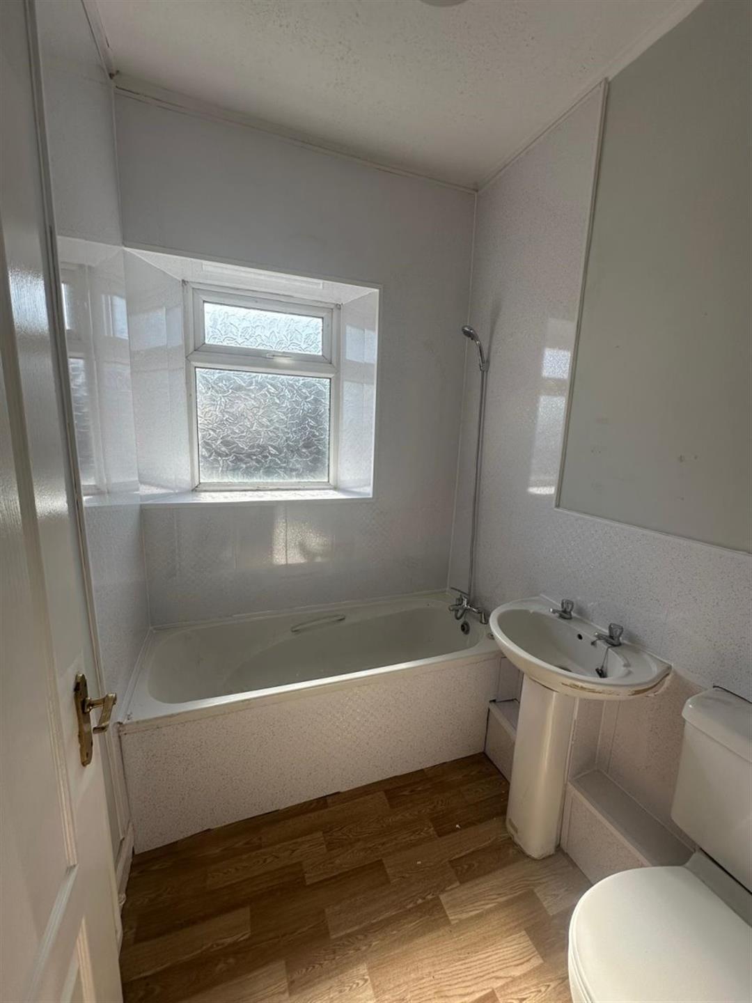 2 bedroom terraced house To Let in Southmoor - photograph 2.