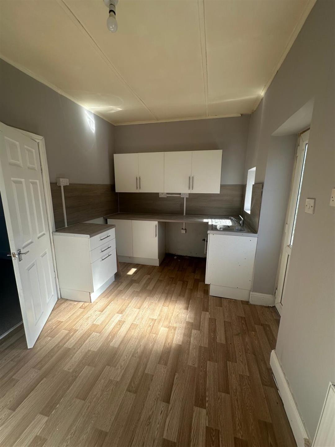 2 bedroom terraced house To Let in Southmoor - photograph 6.
