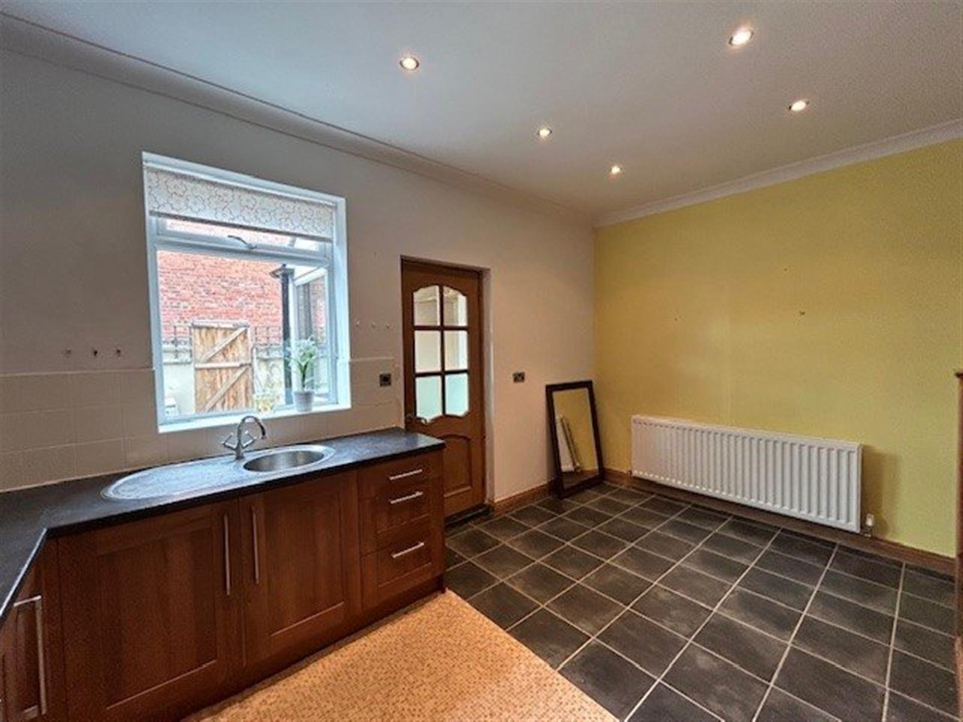 2 bedroom terraced house To Let in Bishop Auckland - photograph 4.