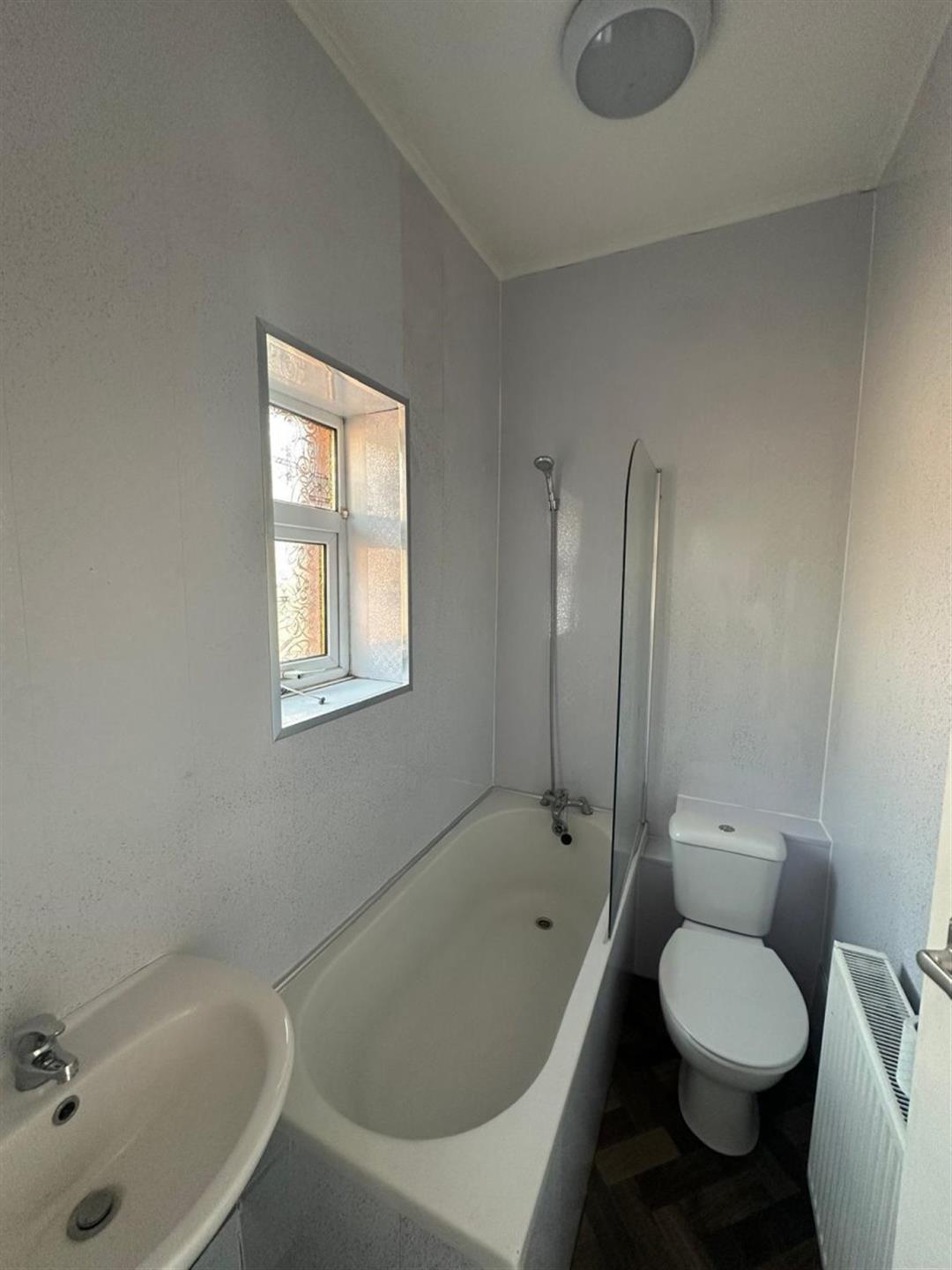 Terraced House To Let in Stanley - photograph 4.