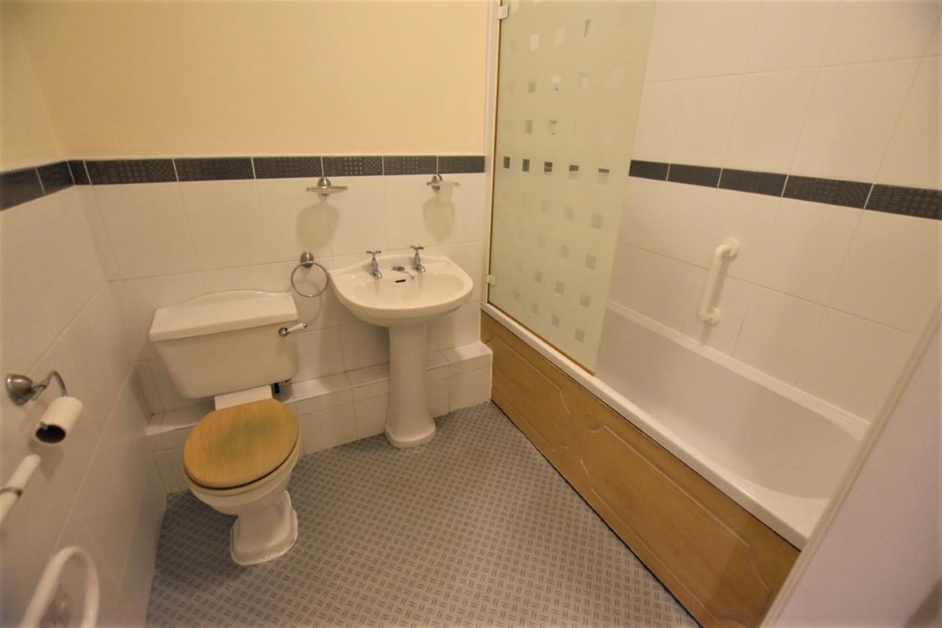 2 Bedroom Apartment Flat / Apartment To Rent - Bathroom