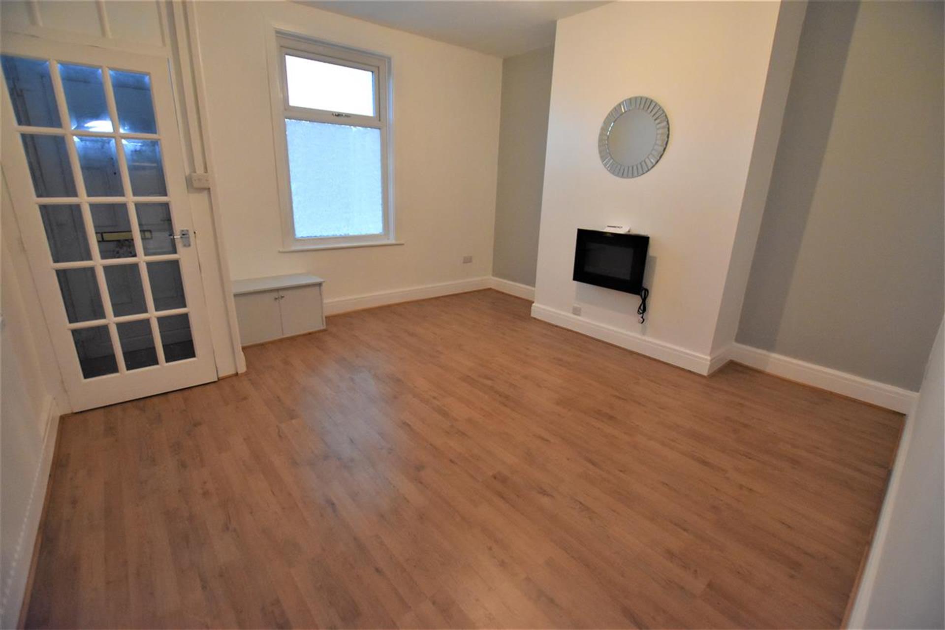 2 Bedroom Terraced House To Rent - Reception Room 1