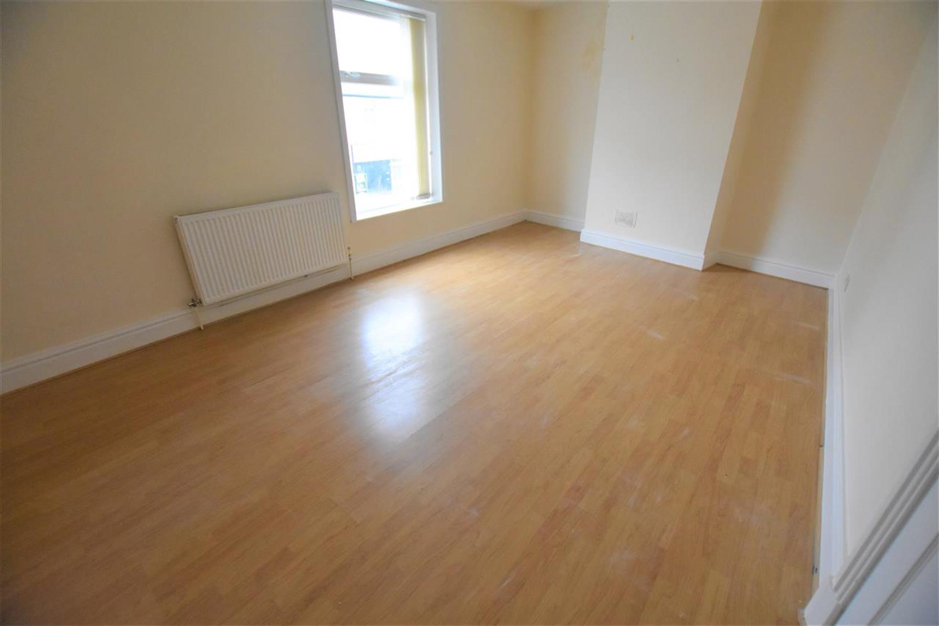 3 Bedroom End Terraced House To Rent - Master Bedroom