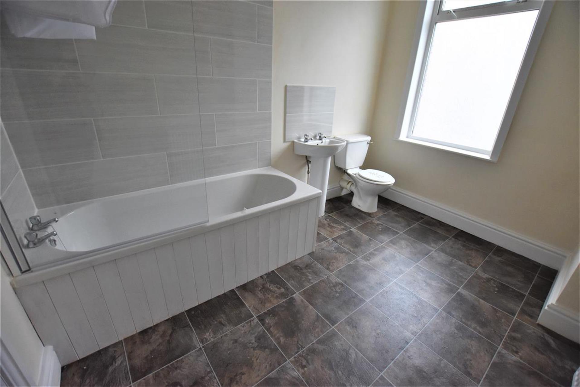 3 Bedroom End Terraced House To Rent - Bathroom
