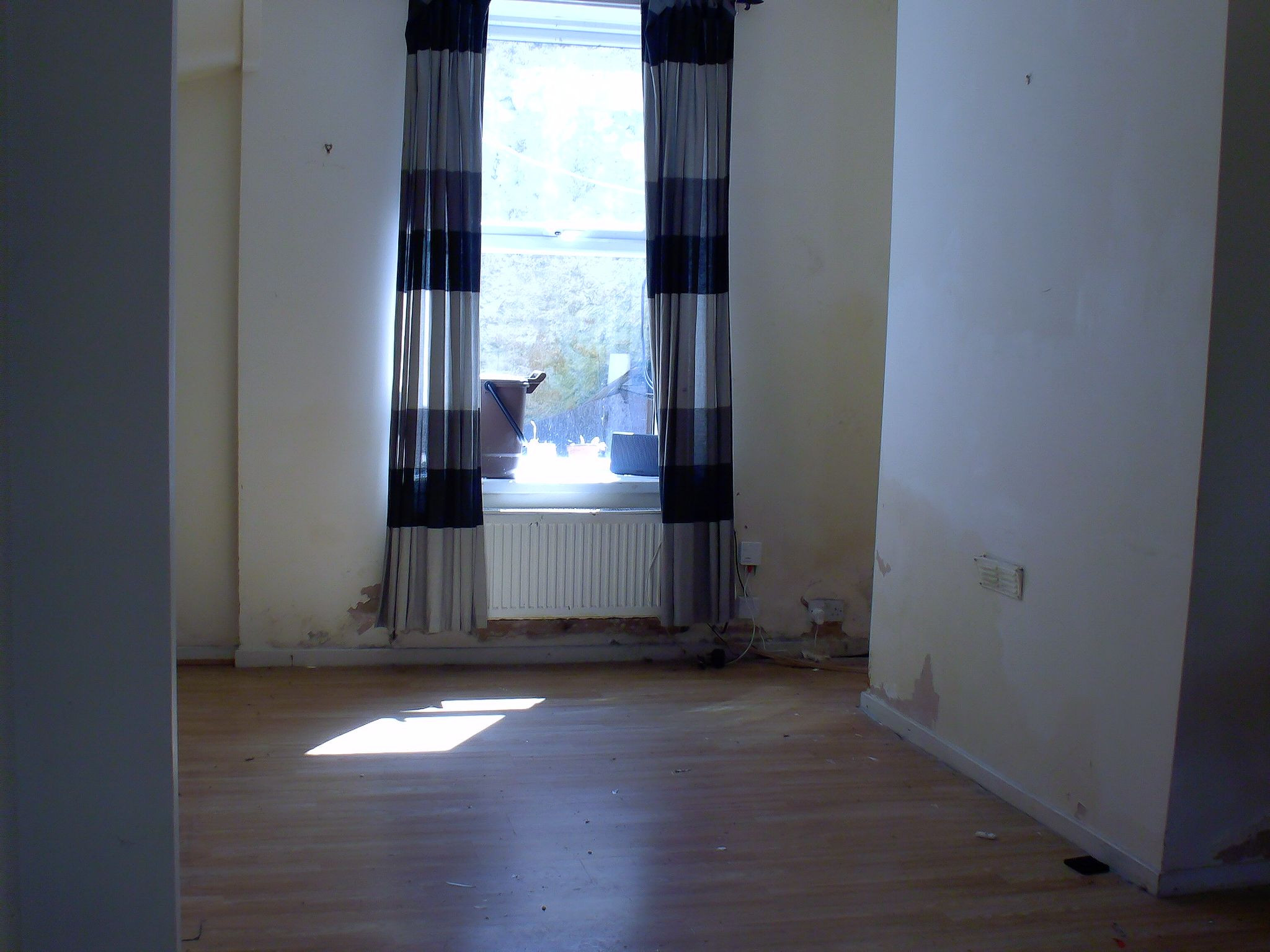 3 bedroom mid terraced house For Sale in Caernarfon - Photograph 3.