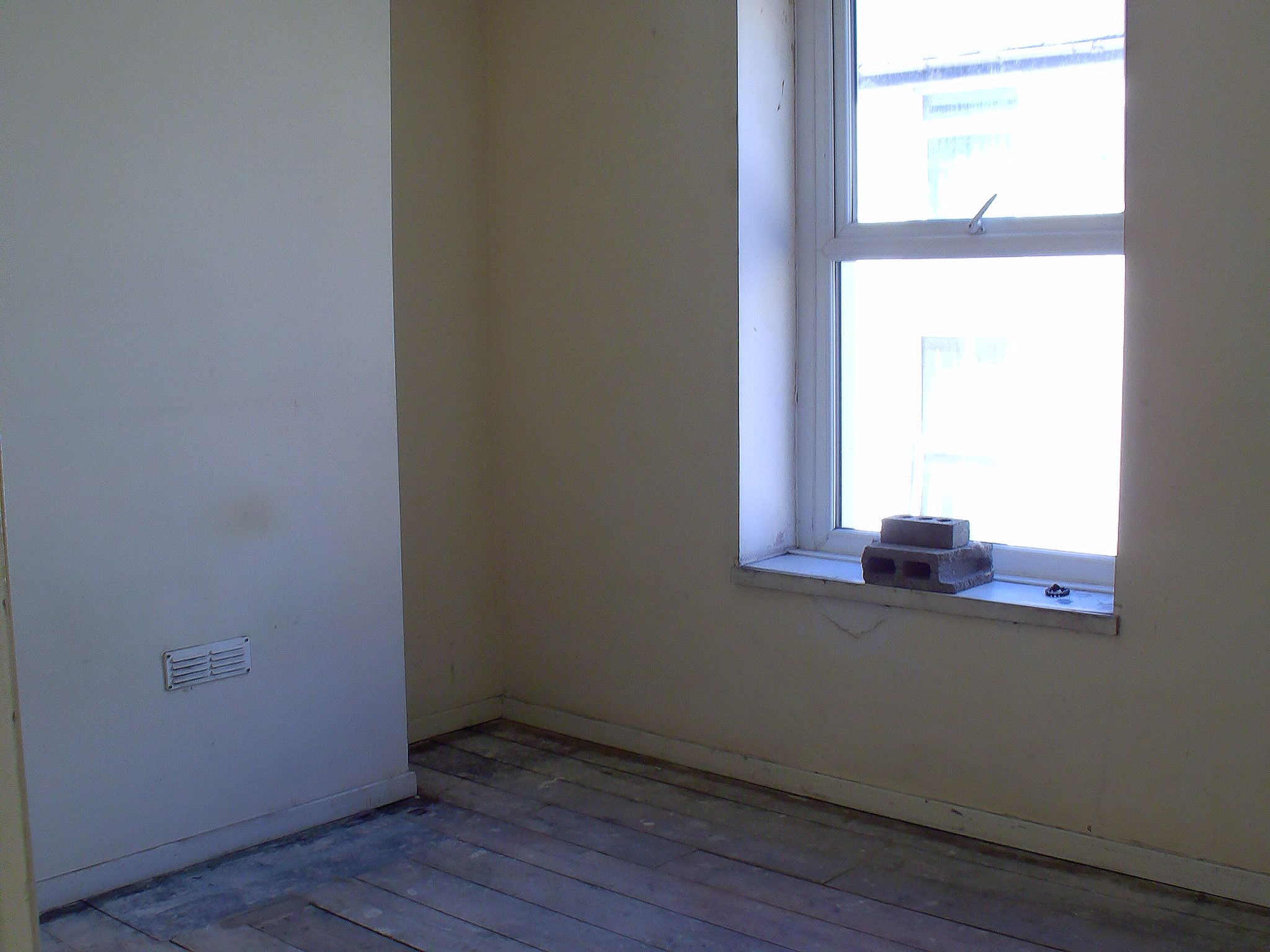 3 bedroom mid terraced house For Sale in Caernarfon - Photograph 9.