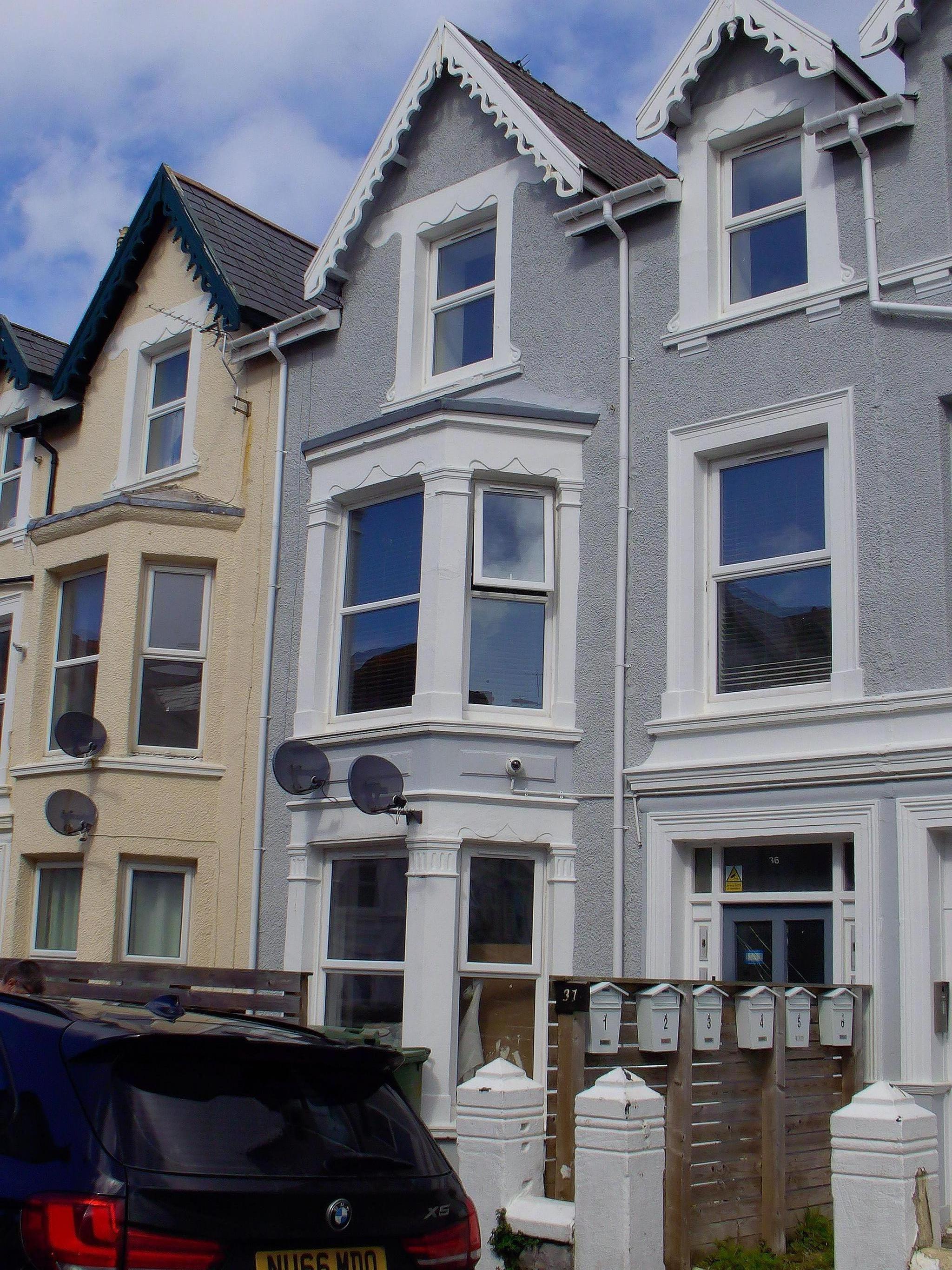 1 bedroom detached bungalow To Let in Llandudno - Property photograph.
