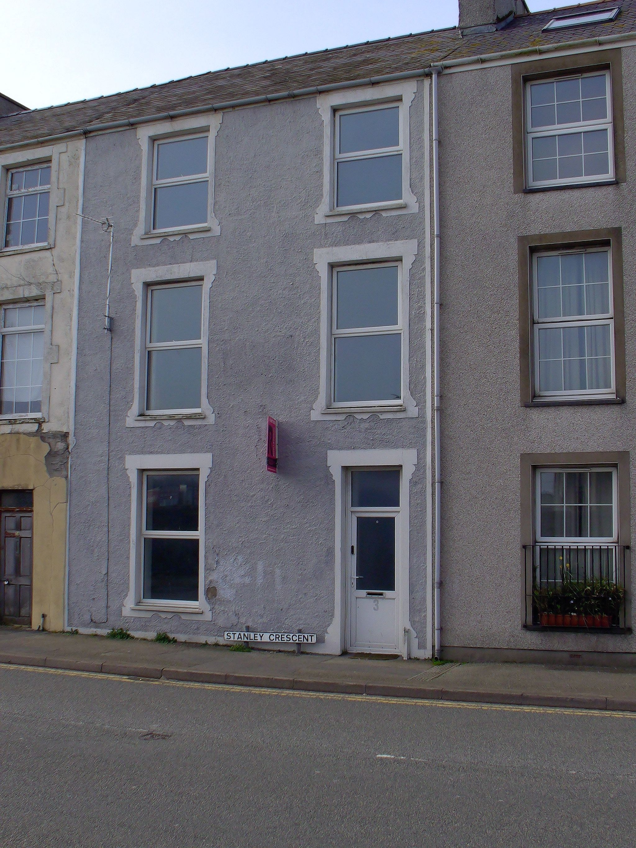 5 bedroom mid terraced house For Sale in Holyhead - Photograph 1.
