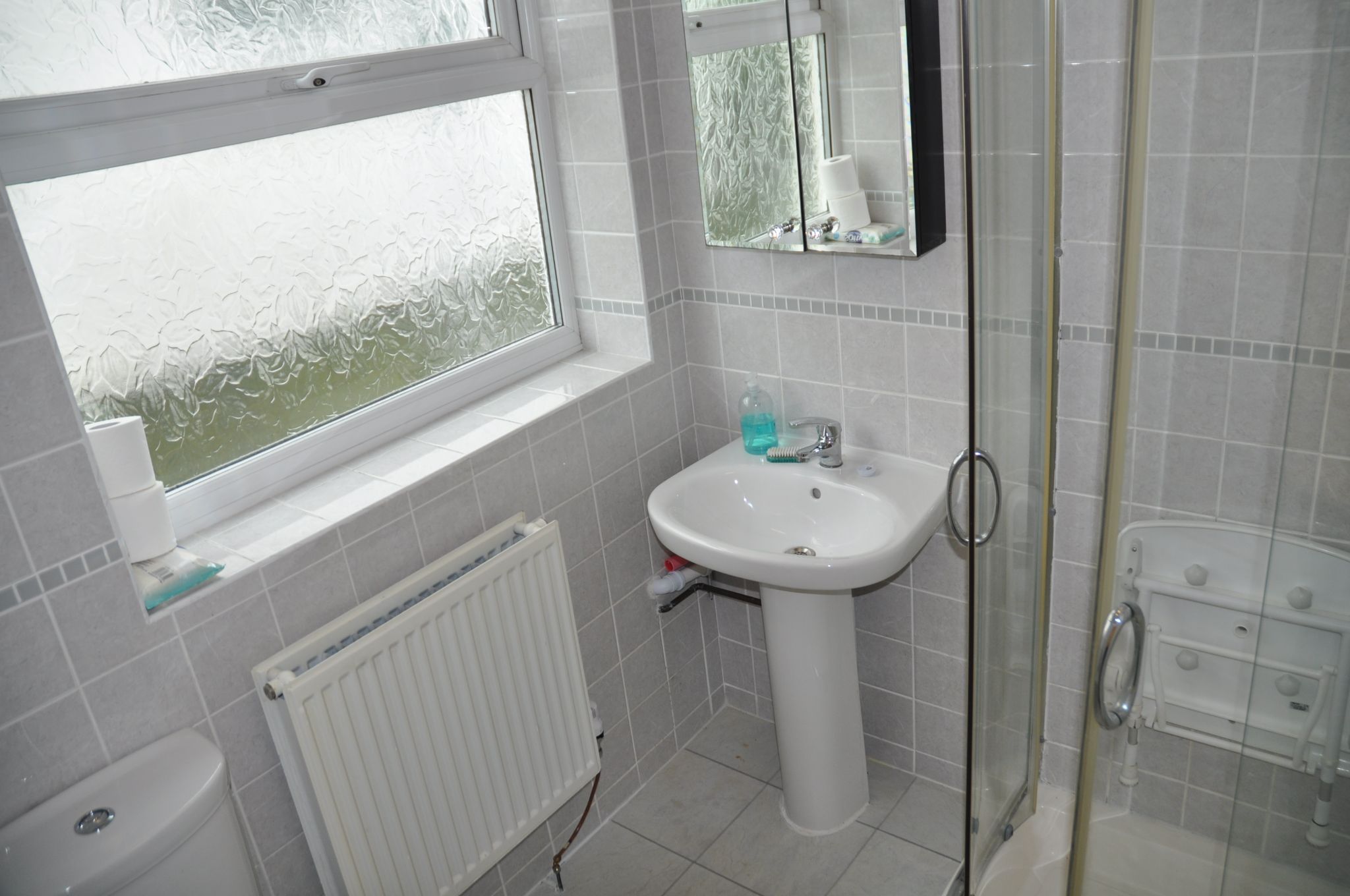 2 bedroom detached bungalow To Let in Tyn-y-gongl - Photograph 6.