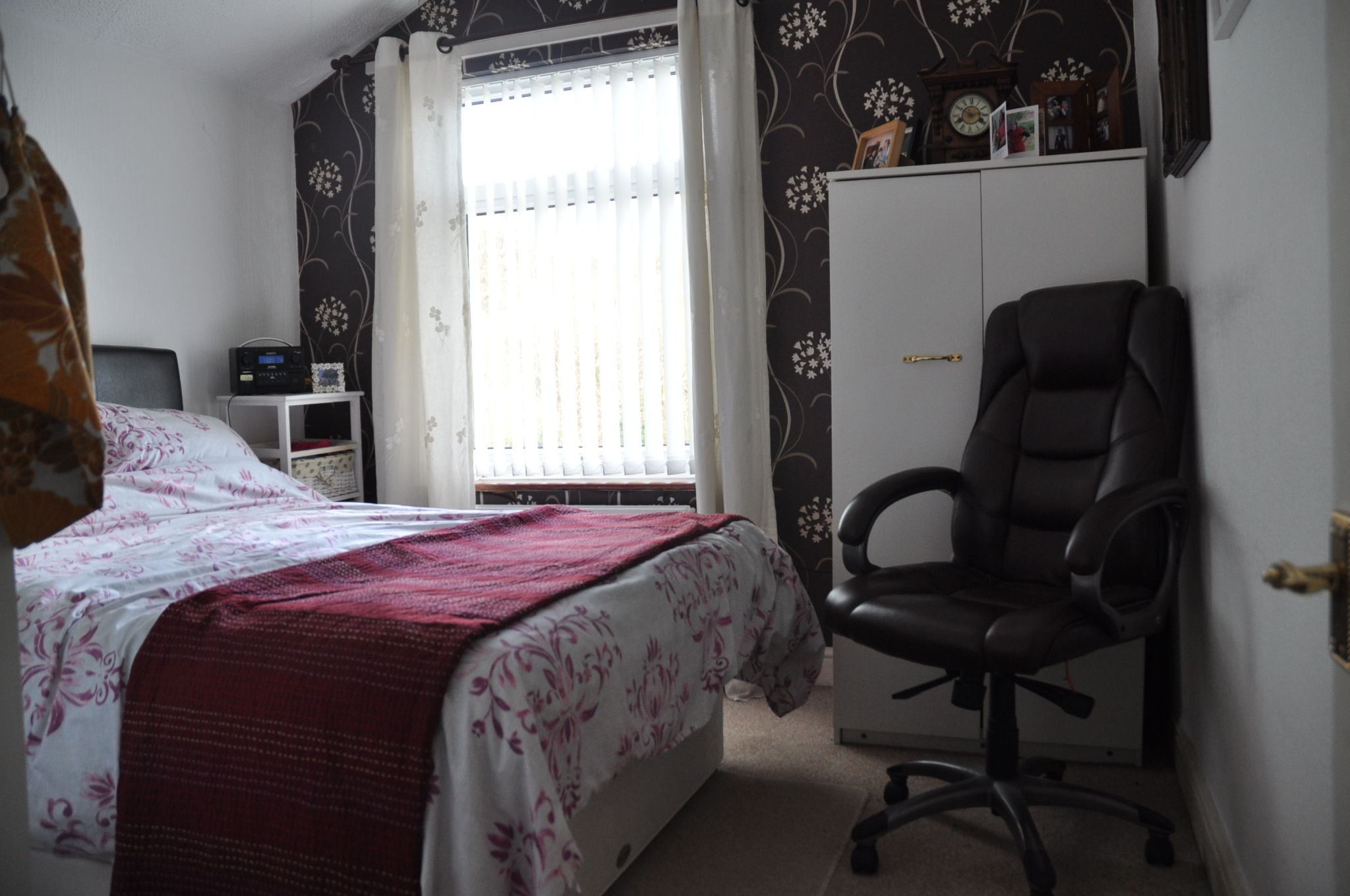5 bedroom flat flat/apartment Sale Agreed in Llangefni - Photograph 8.