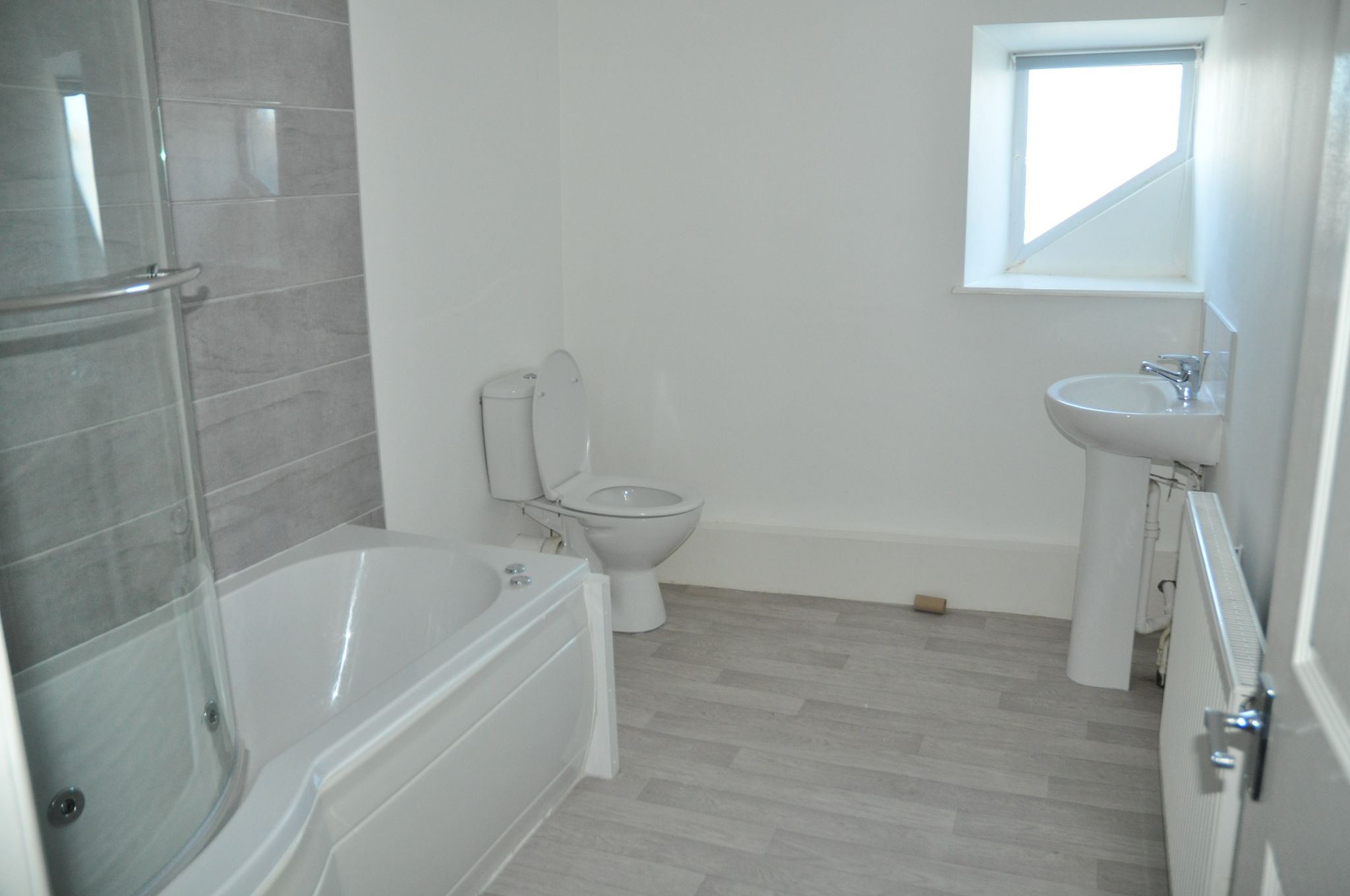 2 bedroom apartment flat/apartment Let in Holyhead - Photograph 8.