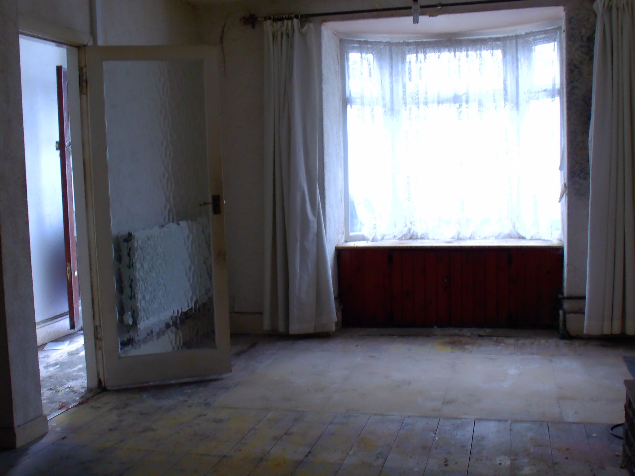 3 bedroom mid terraced house Sale Agreed in Holyhead - Photograph 2.