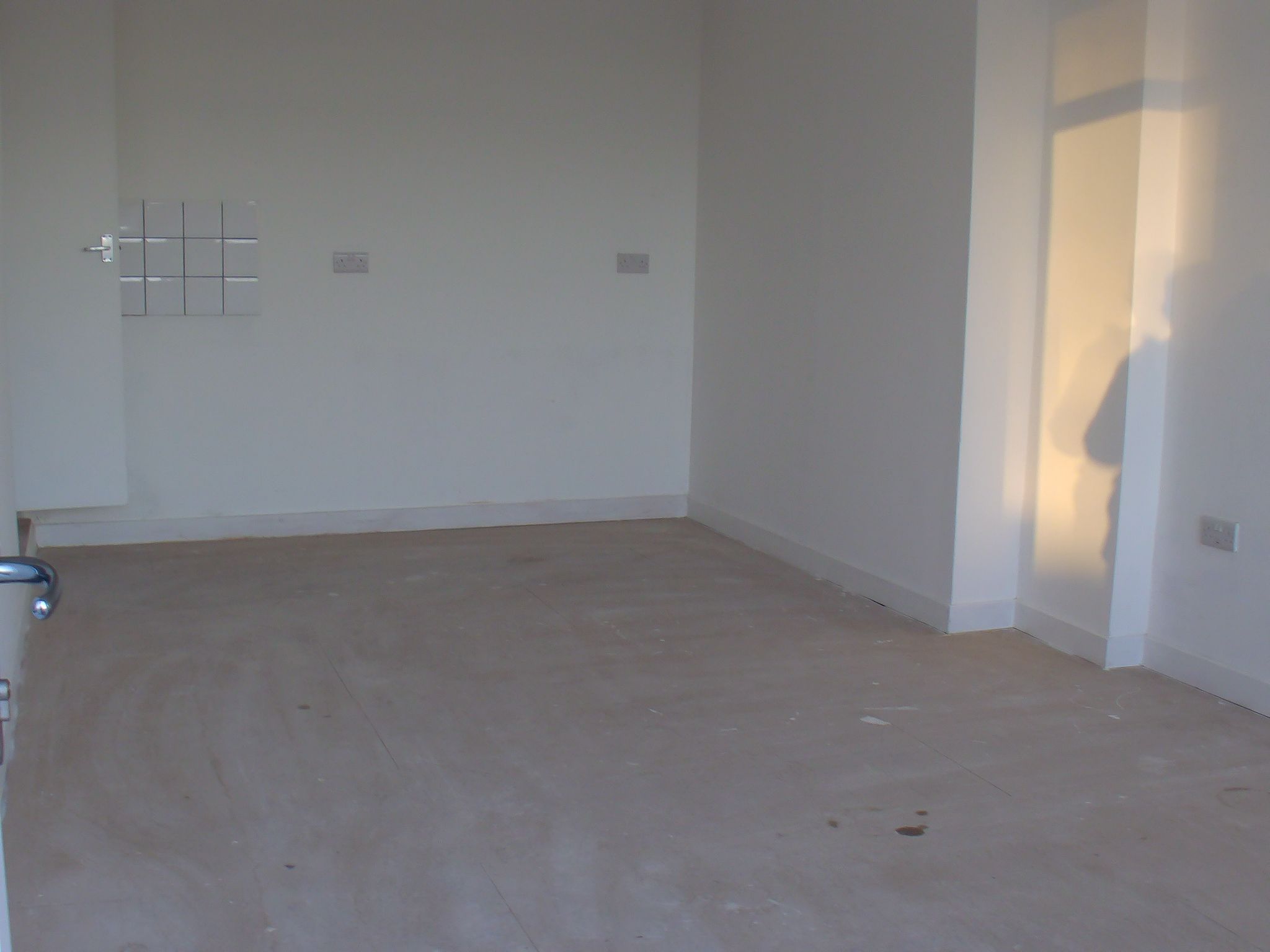 Shop To Let in Holyhead - Photograph 2.