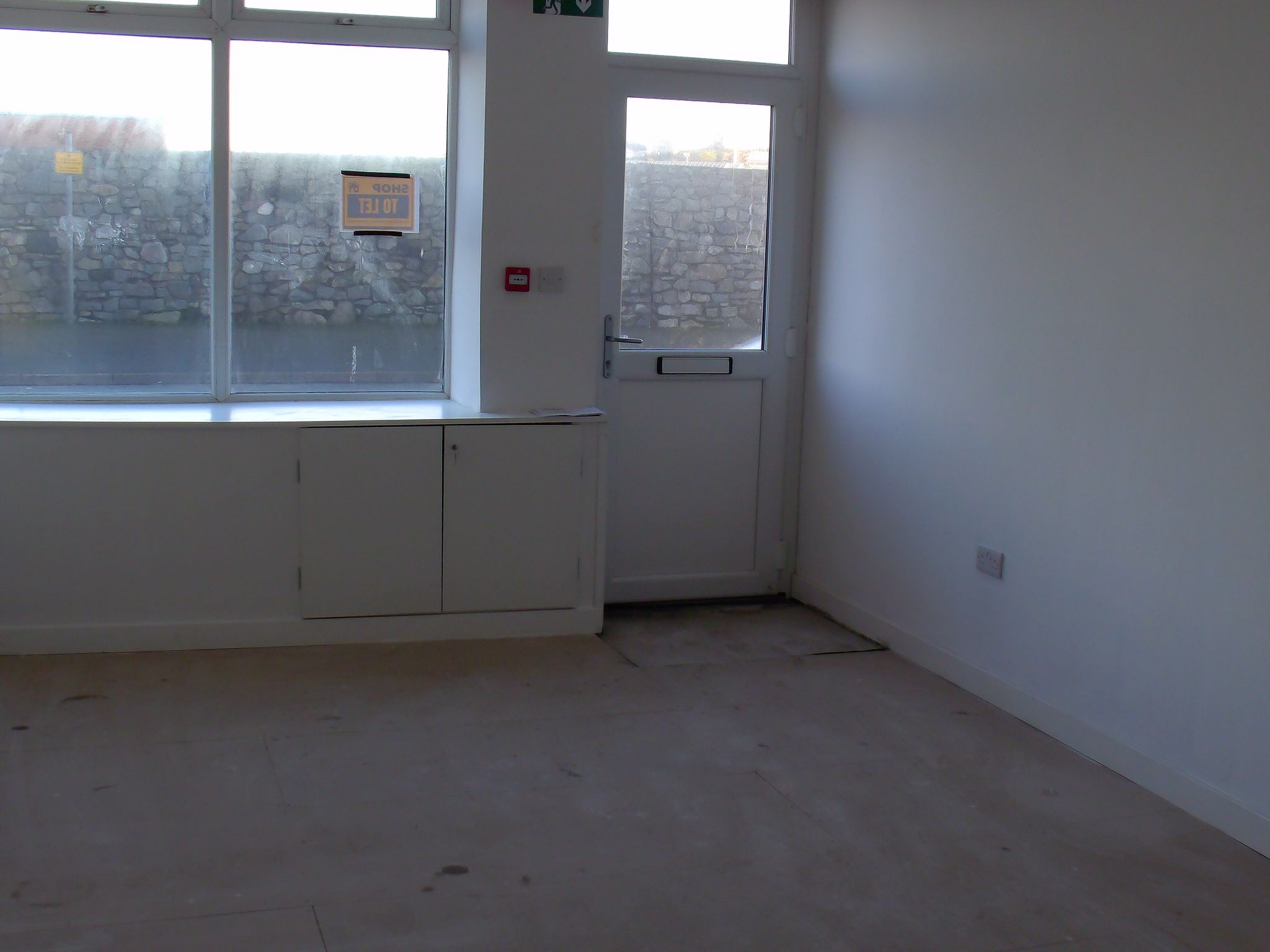 Shop To Let in Holyhead - Photograph 3.