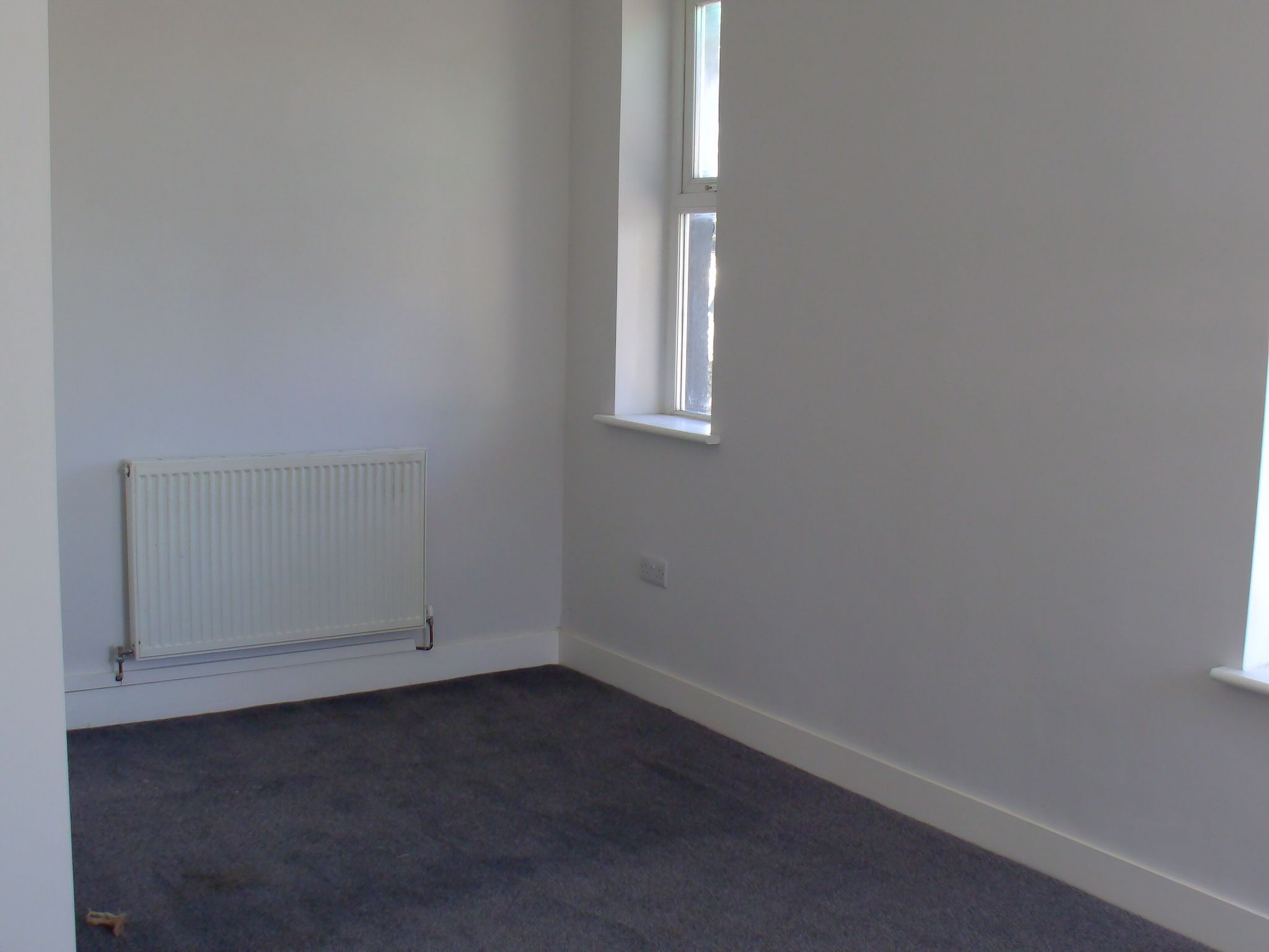 2 bedroom flat flat/apartment To Let in Holyhead - Photograph 6.