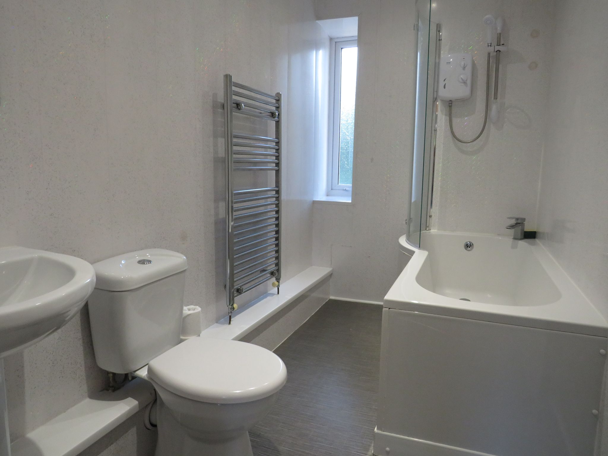 3 bedroom apartment flat/apartment To Let in Bangor - Photograph 5.